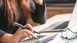 Американцы выводят деньги из своих планов 401 (k) с угрожающей скоростью