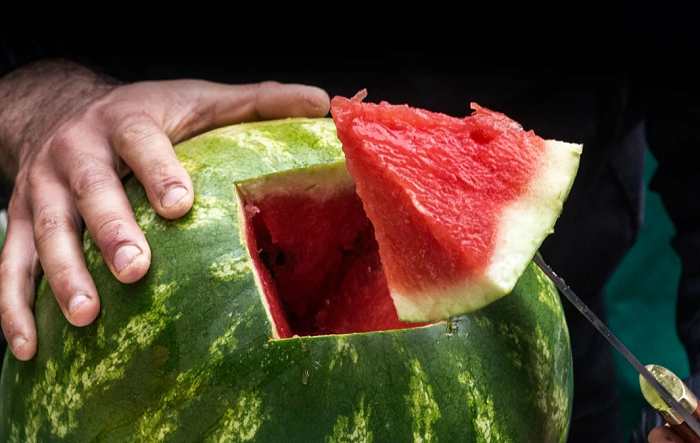 Почему можно отравиться арбузом? И что делать, как оказать помощь?