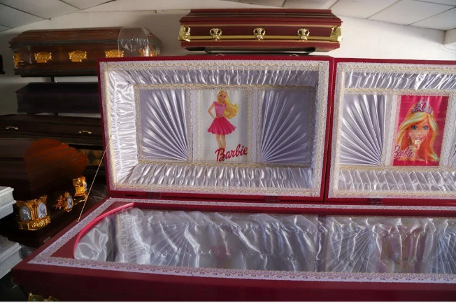 Новости Фотогалерея Новости N-LIFE СТИЛЬ ЖИЗНИ Новости Увлечение Барби распространяется даже на похороны Увлечение Барби распространяется даже на пох