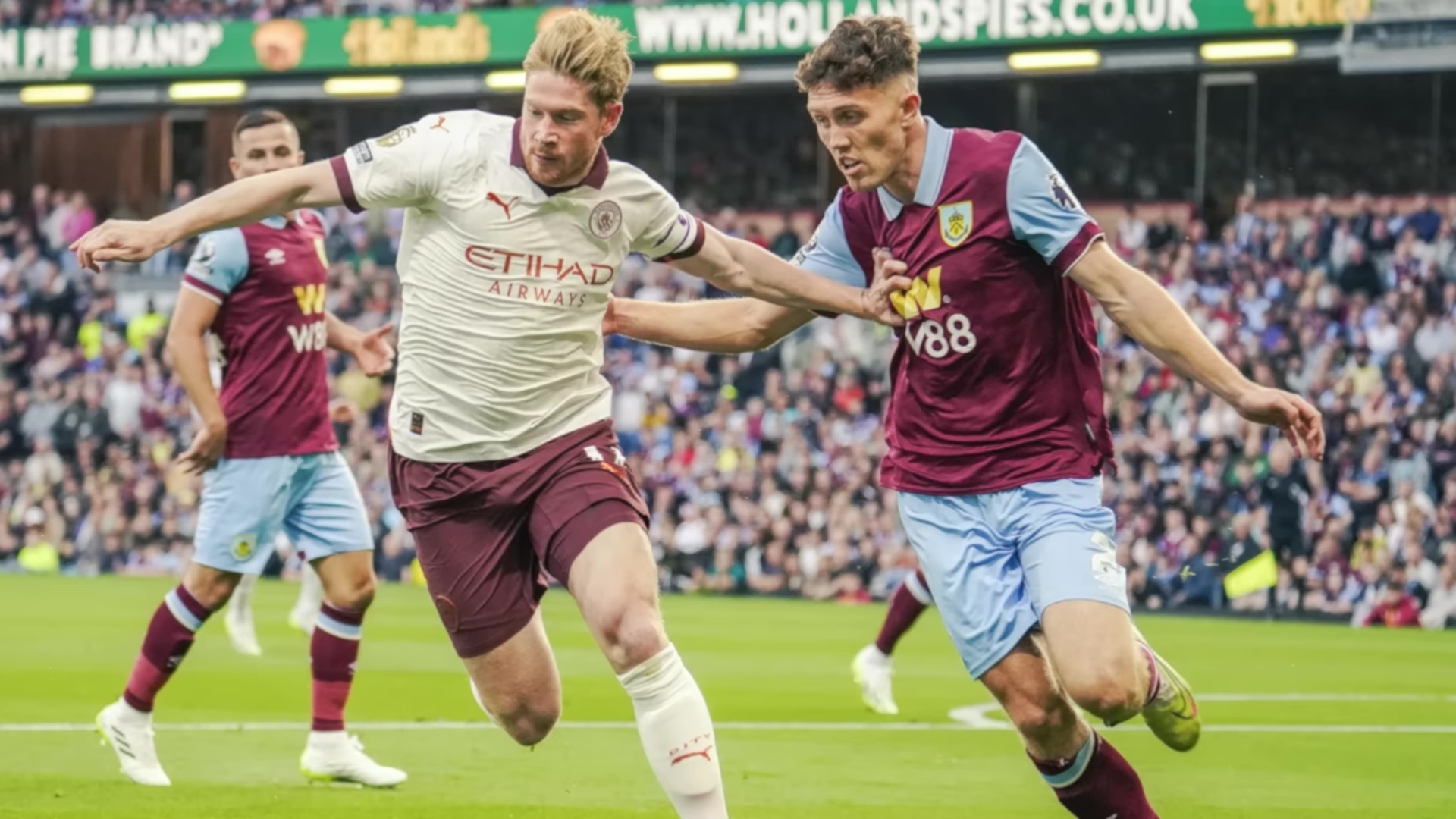 Английская Премьер-лига стартовала. Манчестер Сити начал с победы над командой, возглавляемой бывшим капитаном клуба