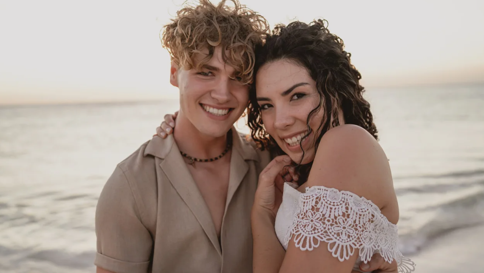 У них был подростковый летний роман. Вот что произошло, когда они воссоединились годы спустя