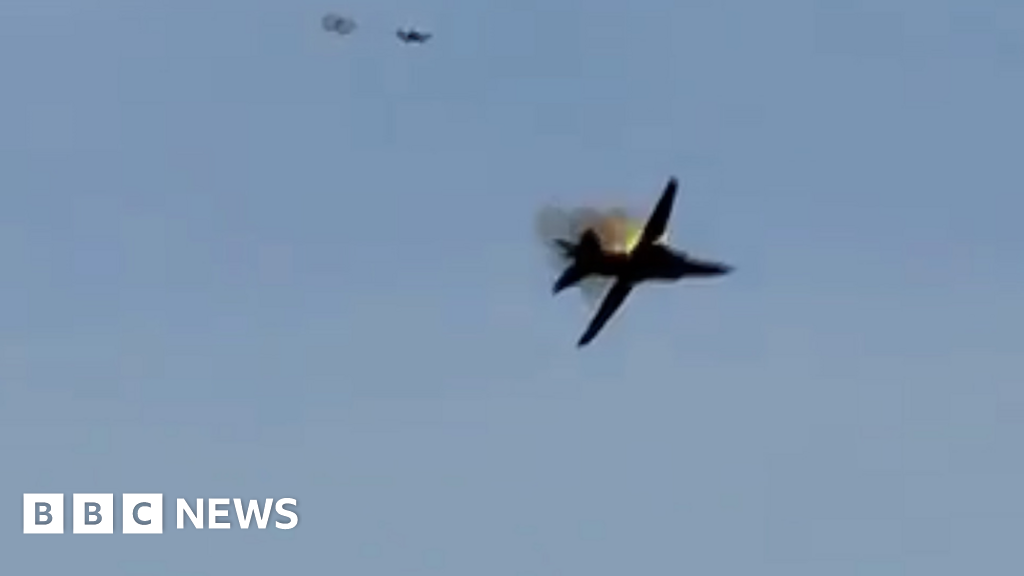 Авиашоу в Мичигане: Самолет МиГ-23 разбился через несколько мгновений после того, как два пассажира катапультировались