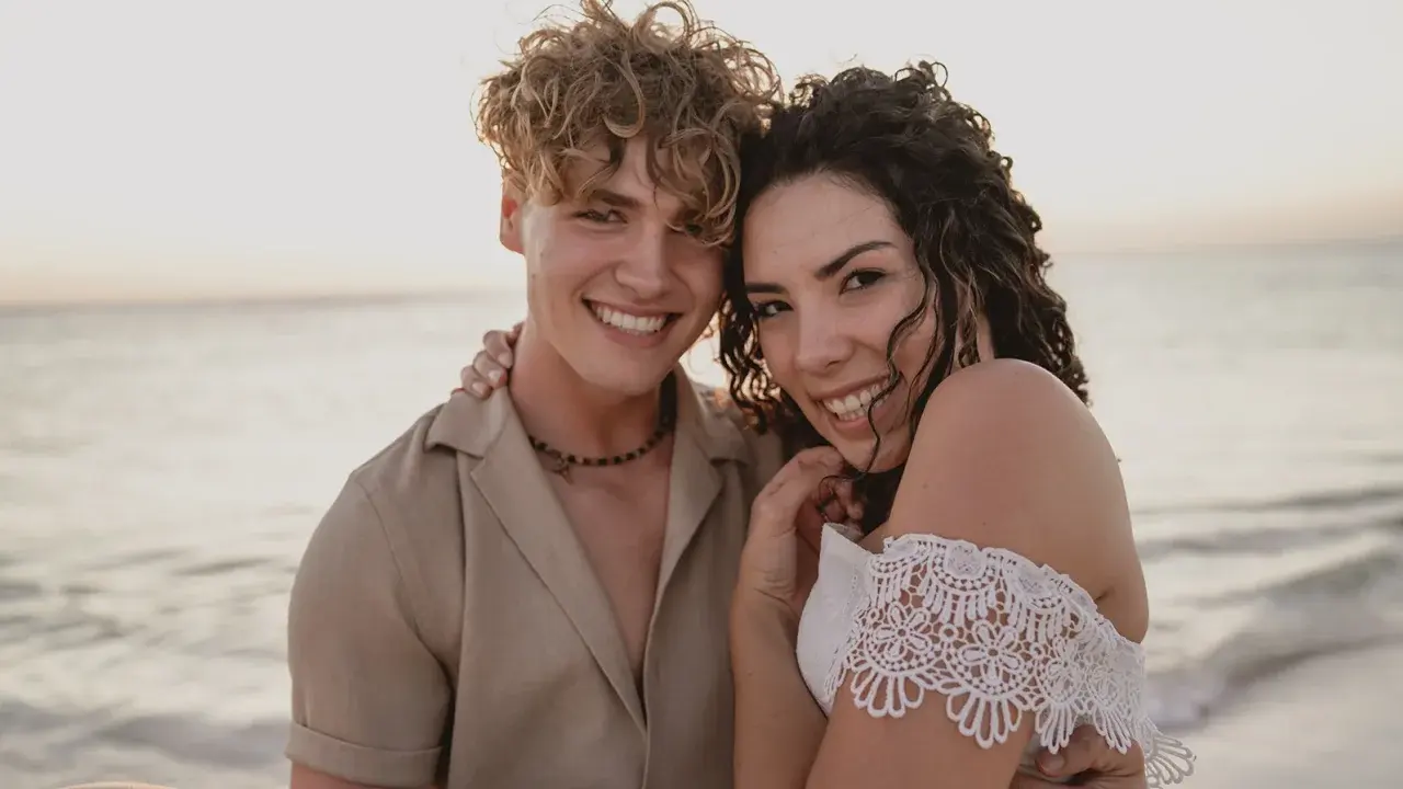 У них был подростковый летний роман. Вот что произошло, когда они воссоединились много лет спустя