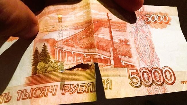 Не в деньгах счастье или что делать, если порвалась купюра: как и где поменять поврежденные деньги? Почему банк может отказать в обмене?