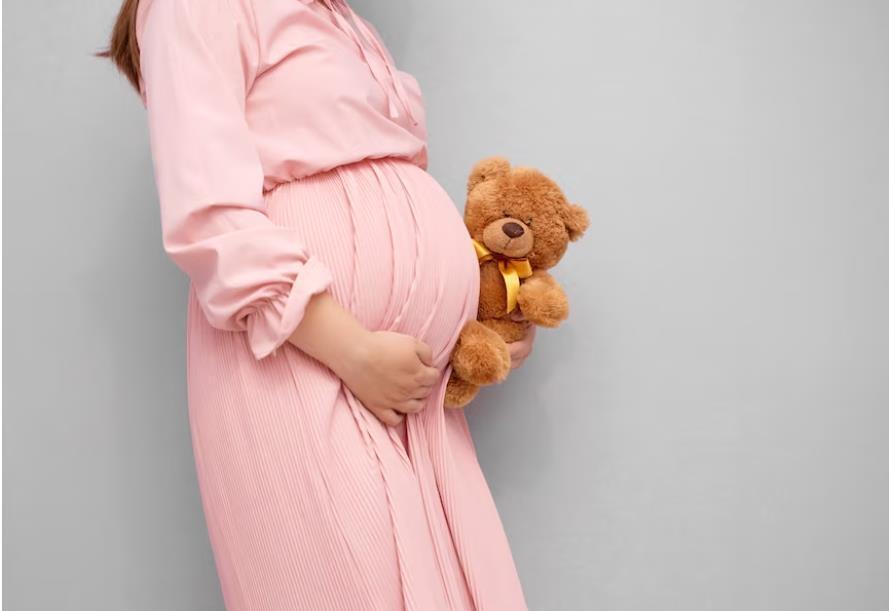 Правомерен ли отказ поликлиники прикрепить беременную по месту фактического проживания?