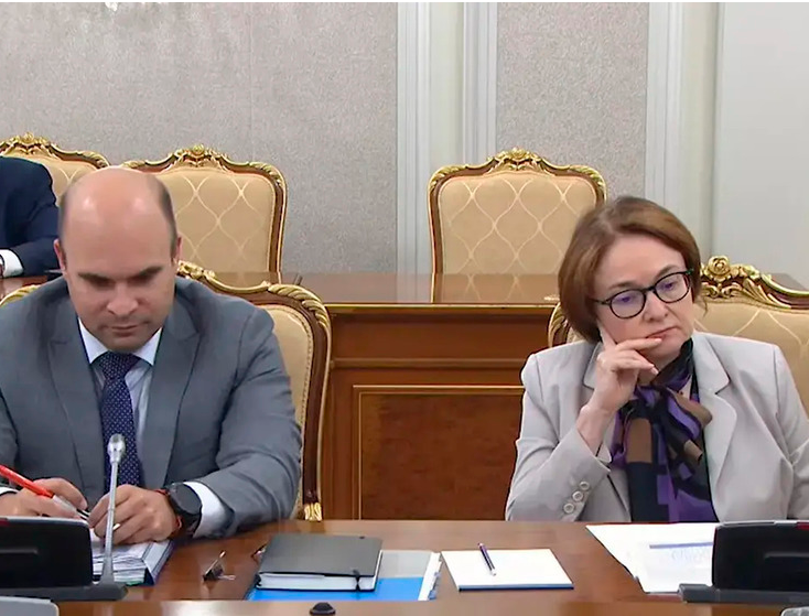 Рубль падает даже к украинской гривне. Очередной коллапс. Четких объяснений этому нет