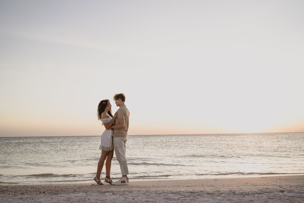 У них был подростковый летний роман. Вот что произошло, когда они воссоединились много лет спустя