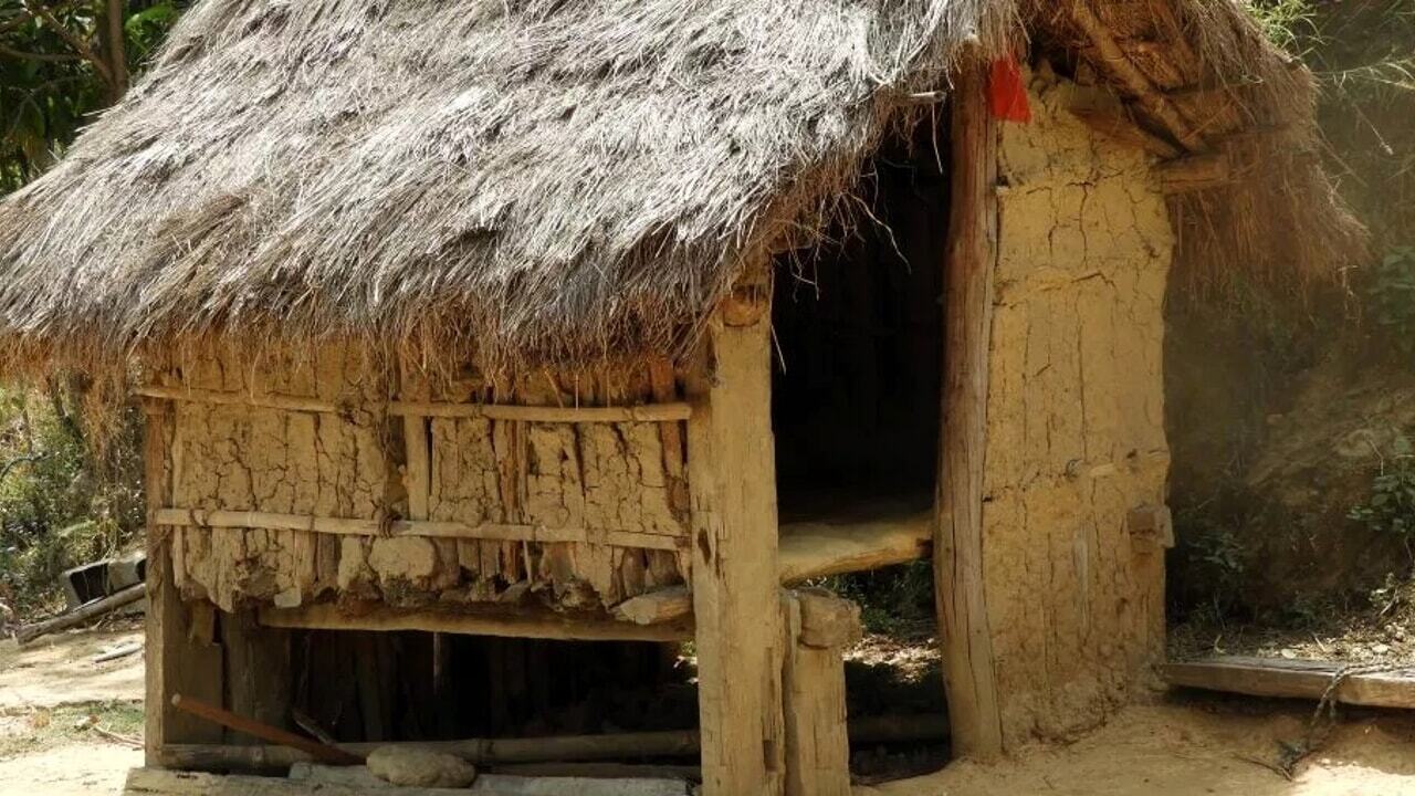 16-летняя девушка умерла, вынужденная спать в хижине, потому что у нее были месячные