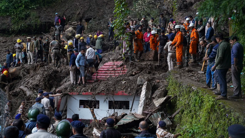 Люди оказались в ловушке под обрушившимся храмом на севере Индии: в результате проливных дождей погибли более 60 человек