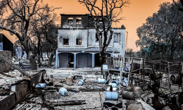 Пожар на юге Франции бушует на территории кемпинга и 500 гектарах земли