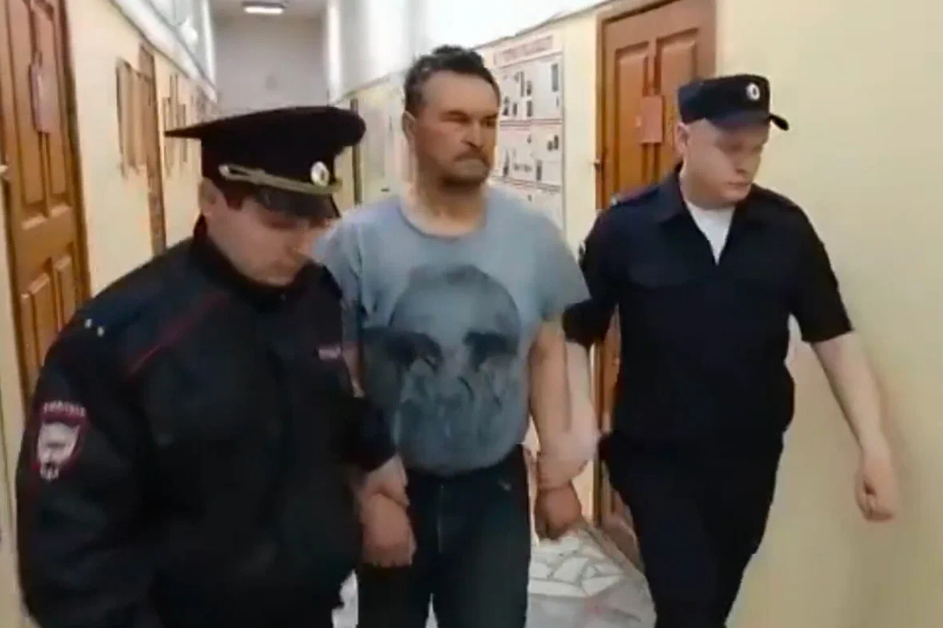 Дело Александра Неустроева, отделавшегося штрафом 7 тыс. руб. за нападение на ребенка и попытку сорвать шапку с символом Z