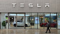 Акции Tesla снова падают после снижения цен в Китае