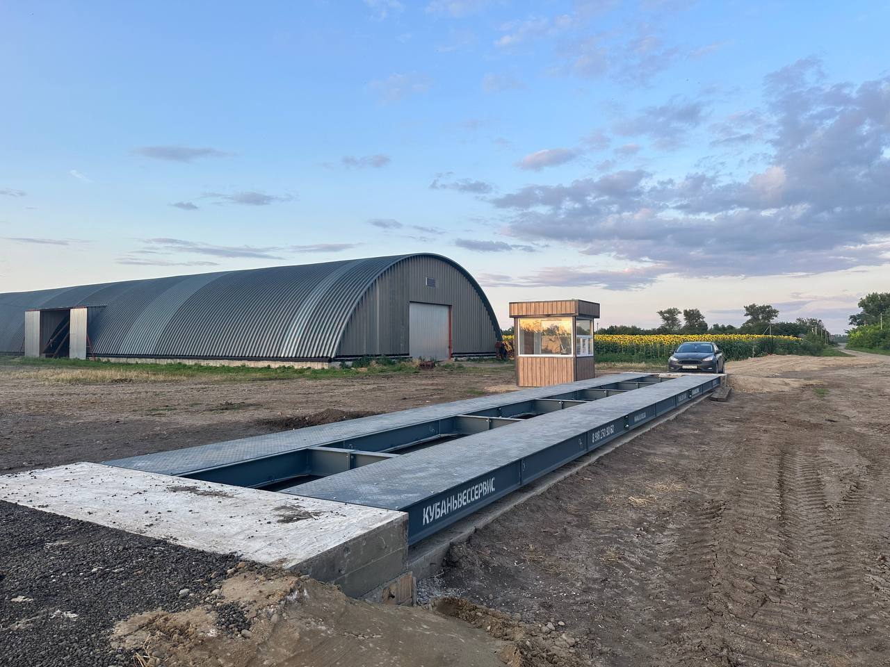 Установка автомобильных весов на фермерском хозяйстве по выращиванию пшеницы, кукурузы и ячменя