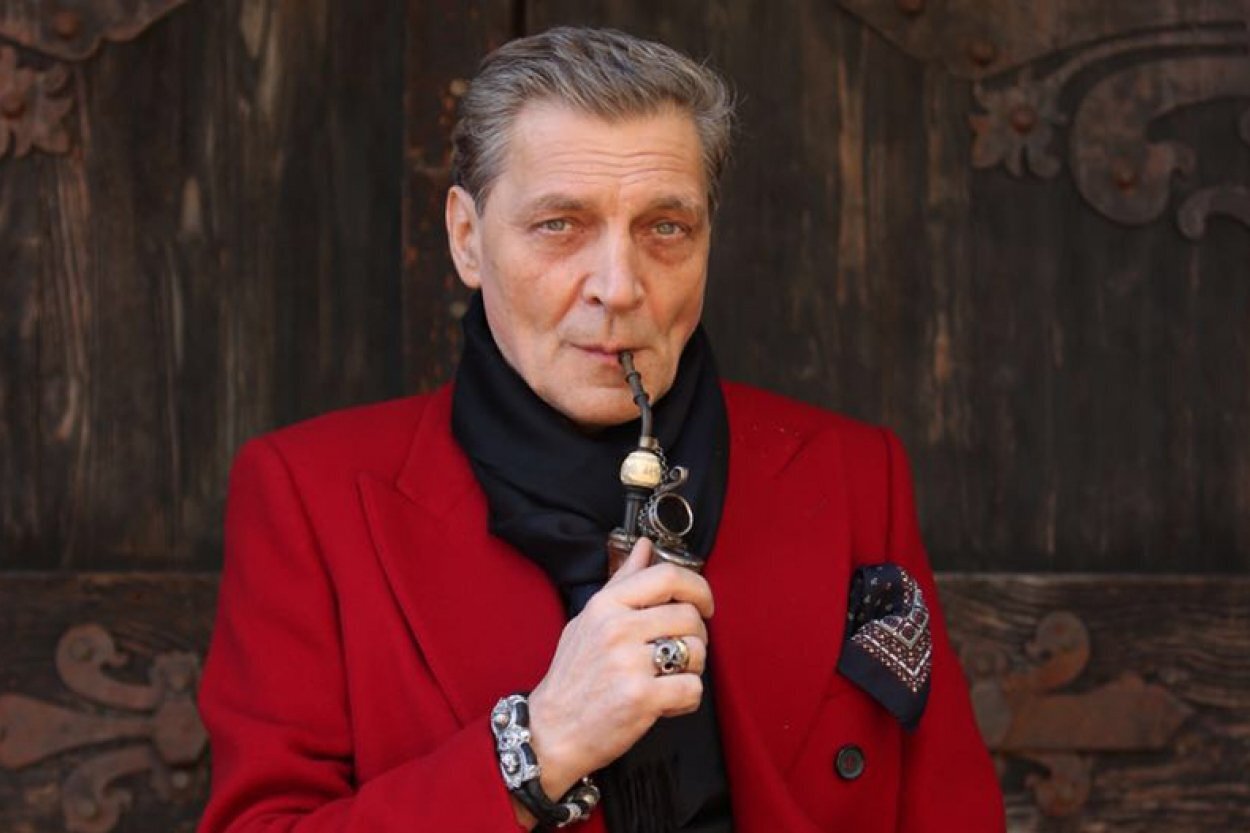 Александра Глебовича опять унесло