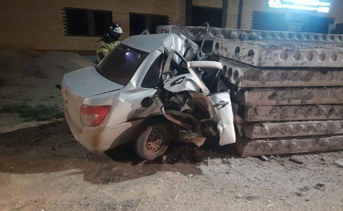 Молодой парень врезался на всей скорости в бетонный блок, узнав, что его девушка беременна.