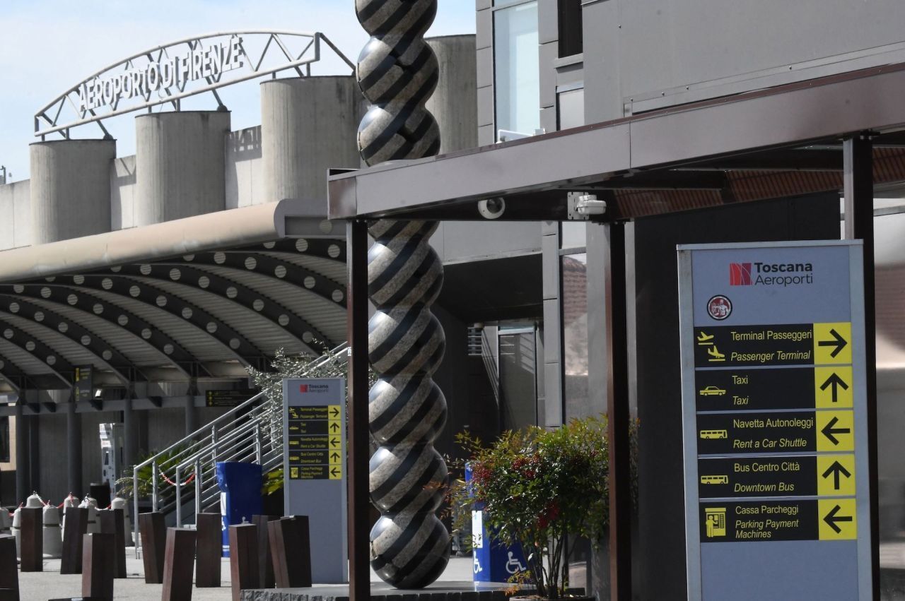 Авиакомпания потеряла его сумки. Он пересек Атлантику, чтобы найти их