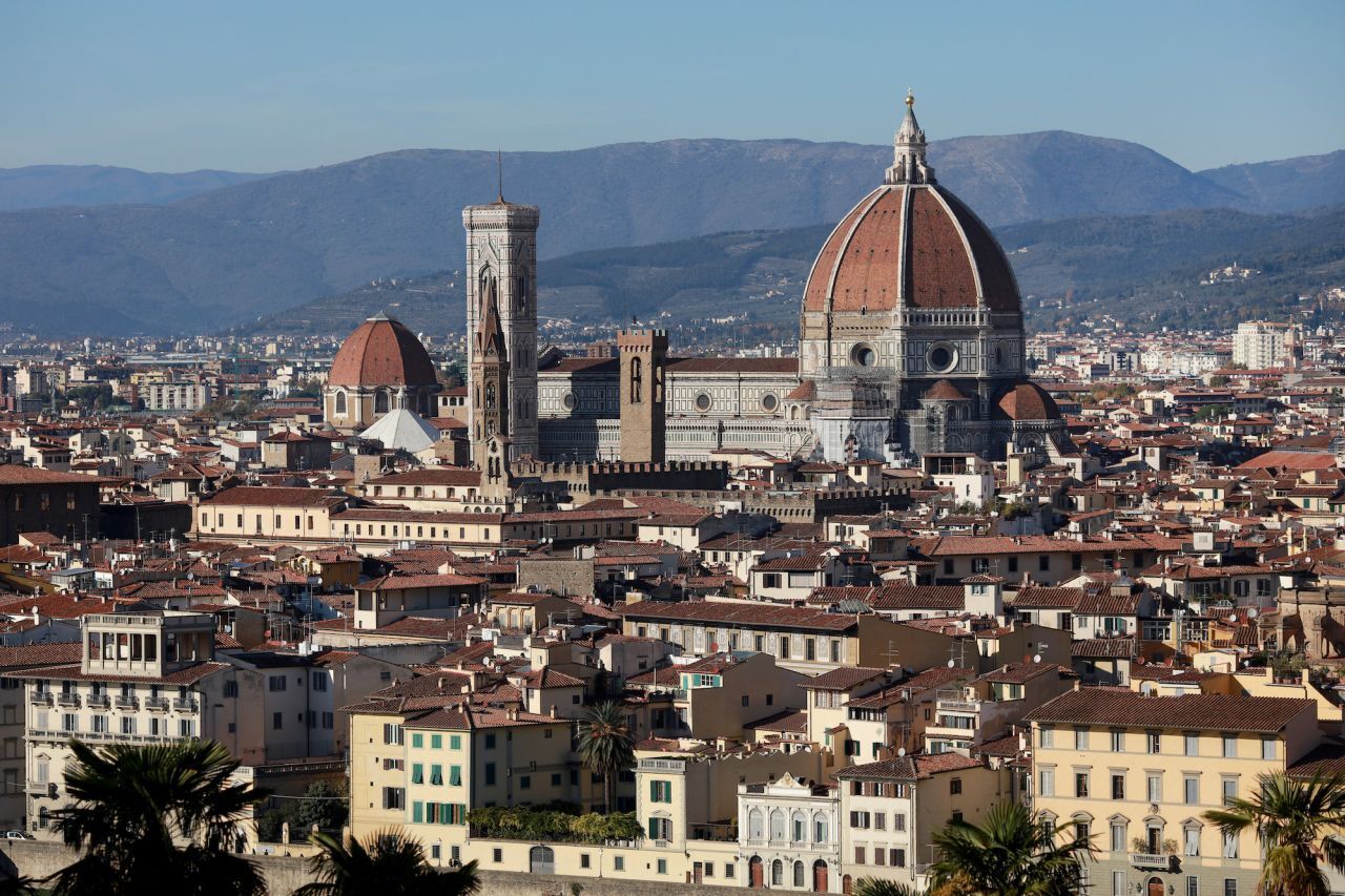 Авиакомпания потеряла его сумки. Он пересек Атлантику, чтобы найти их