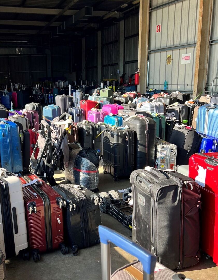 Авиакомпания потеряла его сумки. Он пересек Атлантику, чтобы найти их