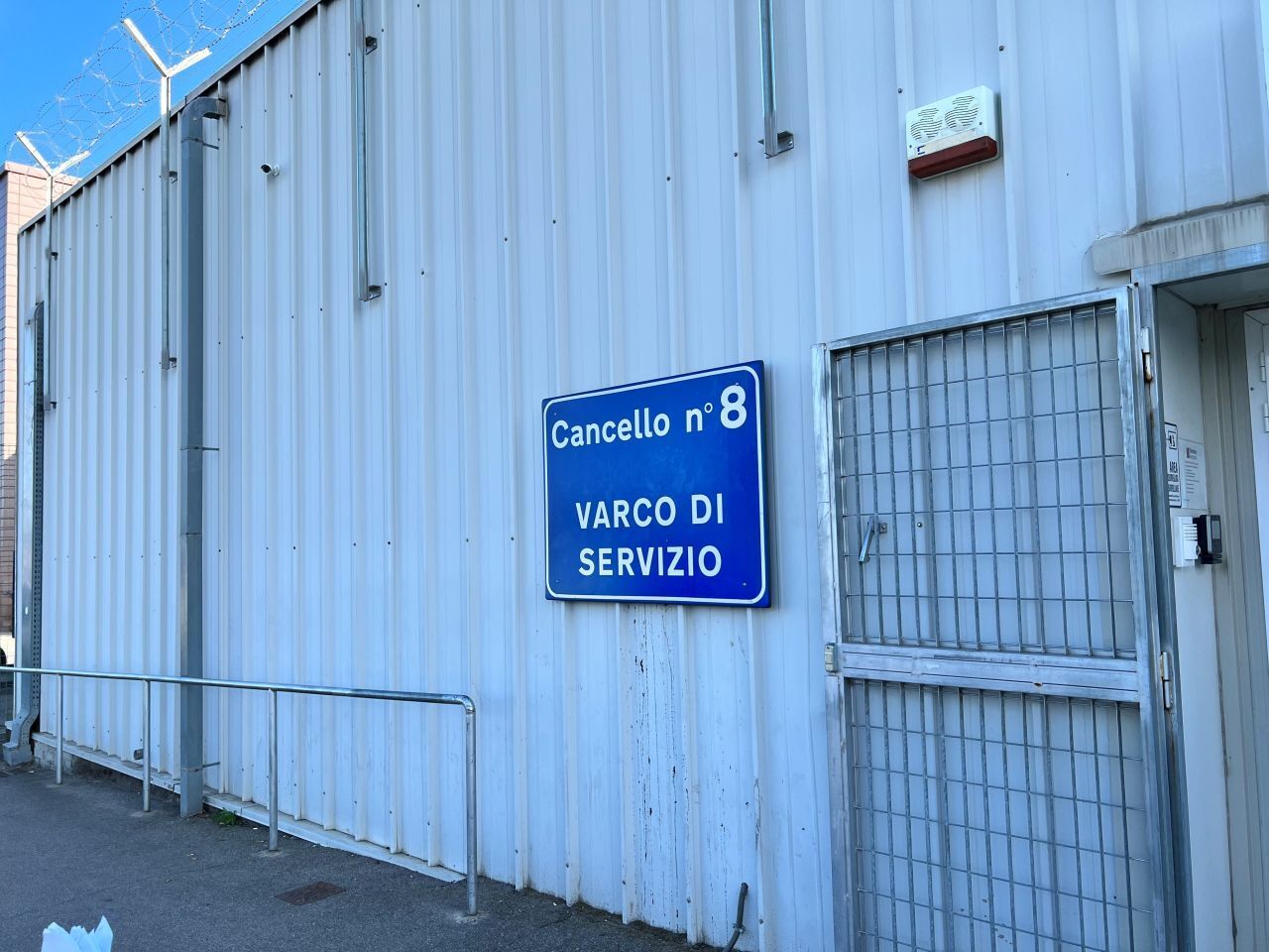 Авиакомпания потеряла его сумки. Он пересек Атлантику, чтобы найти их