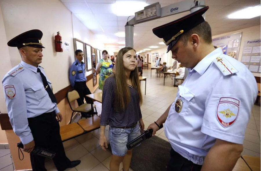 ЕГЭ - это экзамен или что? Вывернутые карманы, металлоискатели, руки на партах, видеокамеры - на что это похоже?