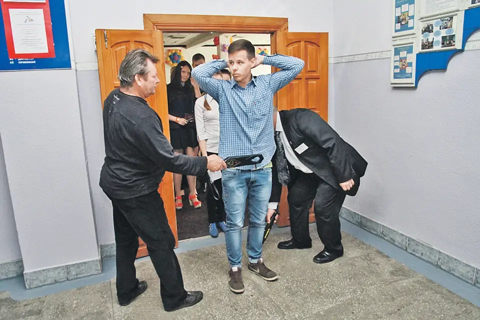 ЕГЭ - это экзамен или что? Вывернутые карманы, металлоискатели, руки на партах, видеокамеры - на что это похоже?