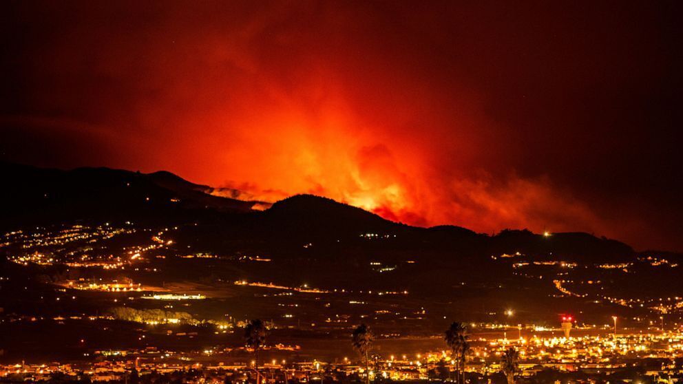 Тысячи человек эвакуированы из-за бушующего на Канарских островах Тенерифе пожара