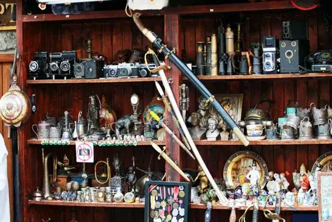 Блошиные рынки: тайны и сокровища скрытые среди старых вещей