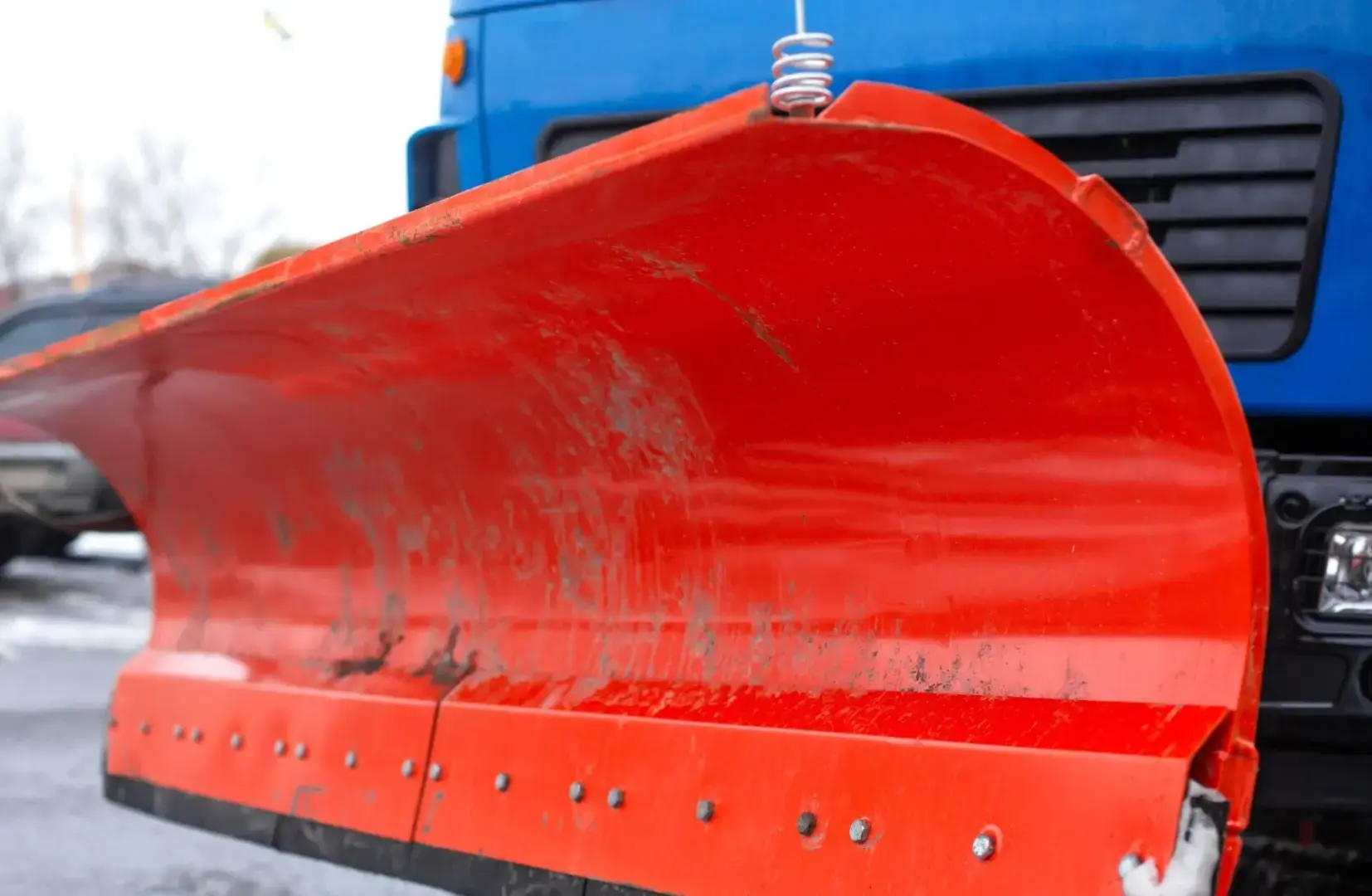 Шокирующие кадры показывают, как снегоочистители убирают улицы города после летнего шторма, принесшего 12 дюймов льда и снега.