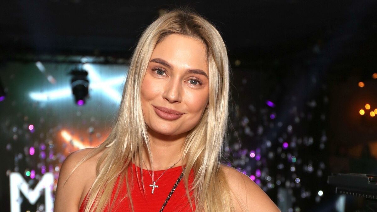 Судя по фигуре Рудовой, можно потерять дар речи: актриса переливается сочными округлостями