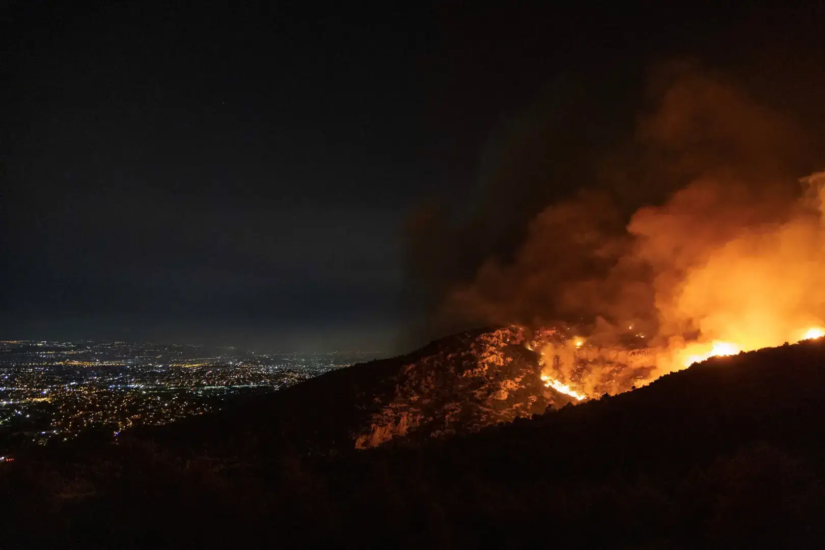 В Греции горят сотни новых пожаров. Смотрите последние фотографии.