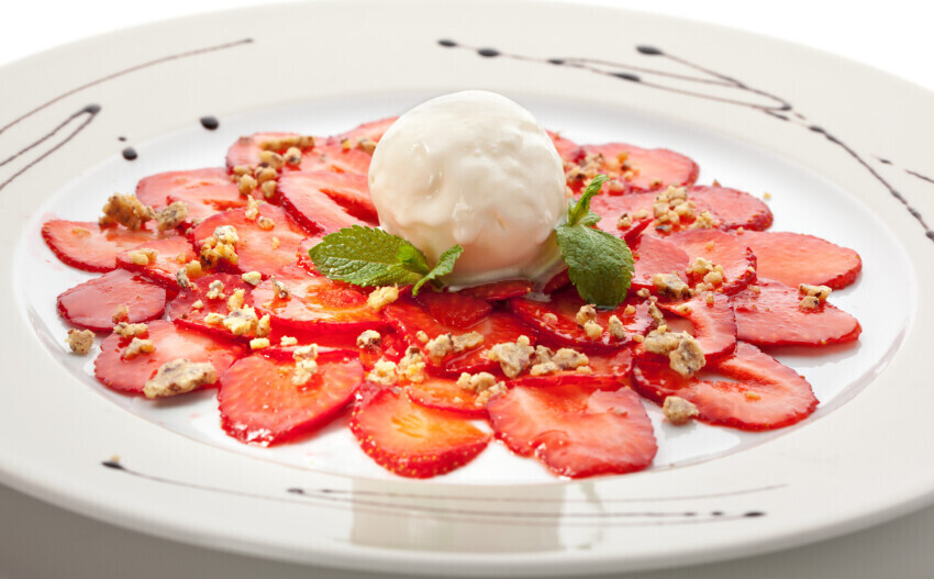 Карпаччо из клубники и ананаса с домашним мороженым