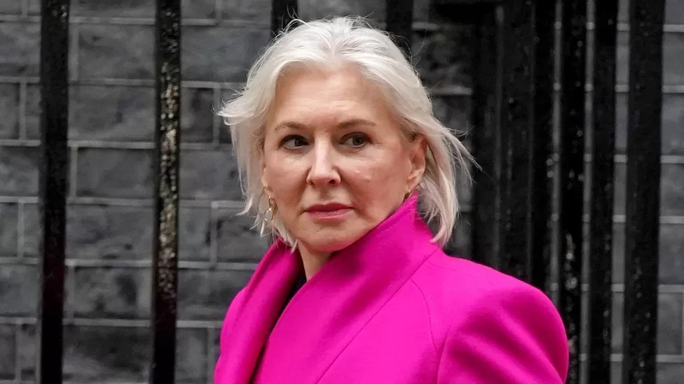 Надин Доррис уходит в отставку: Страной управляет "зомбированный парламент", Депутат-консерватор нападает на премьер-министра, покидая палату общин