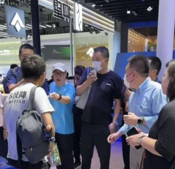 Китаец носит футболку с надписью «Капитуляция Японии» и покупает японскую машину