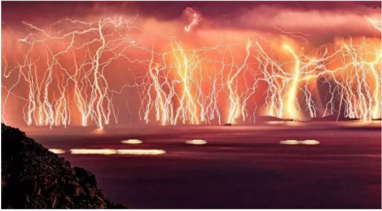 Первое место по количеству молний в книге рекордов.