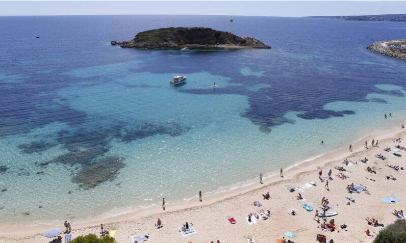 Круизный лайнер, на борту которого находились тысячи людей, был потрясен, а некоторые пассажиры получили ранения при столкновении с танкером.