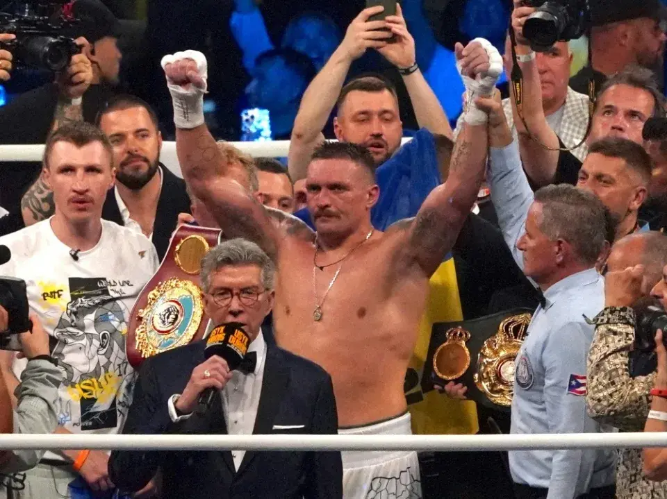 Бокс: Усик успешно защитил титул чемпиона мира против Дюбуа .