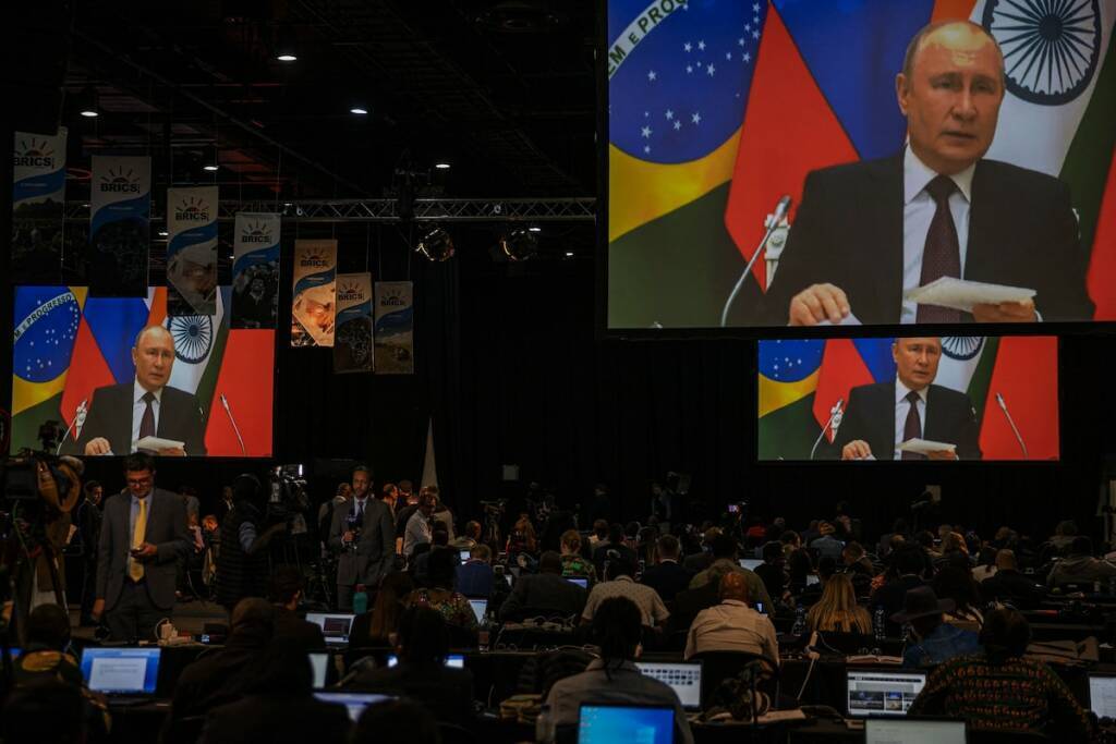 Шесть стран присоединятся к группе БРИКС; Китай назвал расширение «историческим»