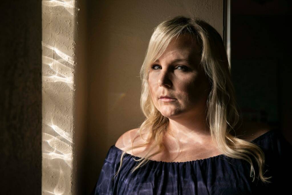 Проигнорированные полицией сестры-близняшки сами расправились со своим киберсталкером