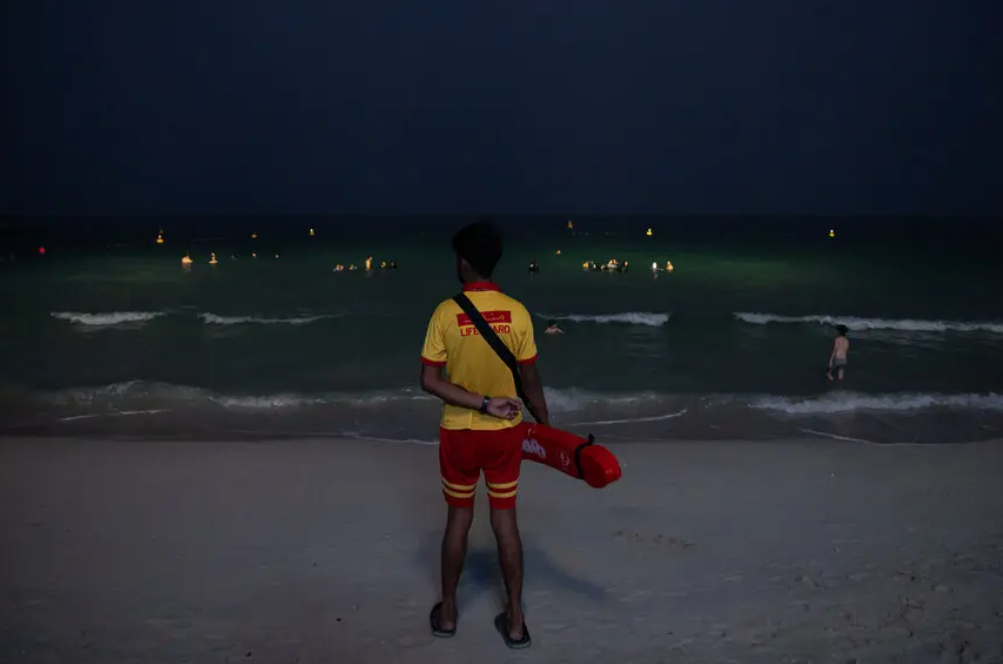 Чтобы спастись от жары в Дубае, отправляйтесь на пляж в полночь