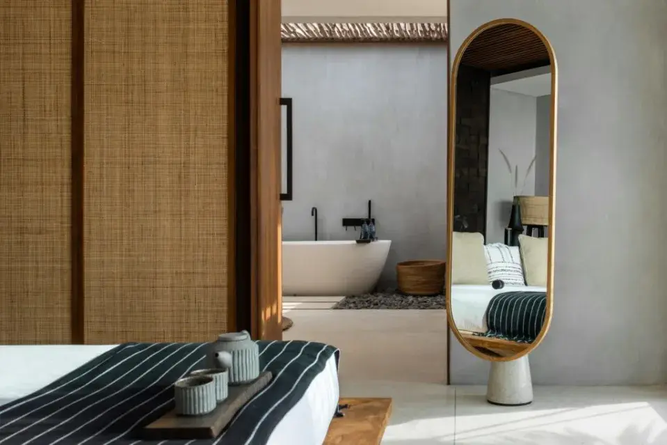 Эта пара превратила участок земли на острове Сумба в 4-этажный курорт с люксами и виллами стоимостью до 1100 долларов за ночь .