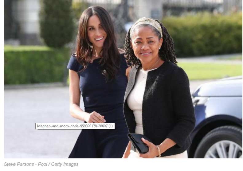 Меган с матерью .