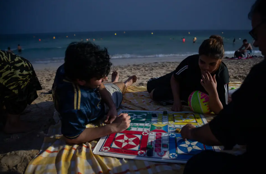 Чтобы спастись от жары в Дубае, отправляйтесь на пляж в полночь