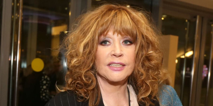 Отеки и бугры: жуткий вид Пугачевой объяснил врач