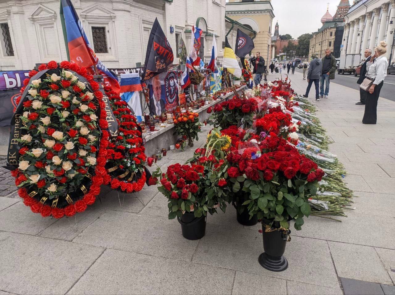 Девять дней со дня гибели руководства ЧВК "Вагнер". Москва, 1 сентября, Варварка 4