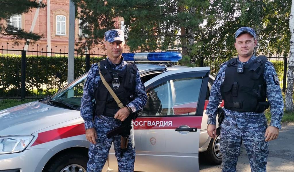 Росгвардейцы в Новосибирской области спасли людей на пожаре