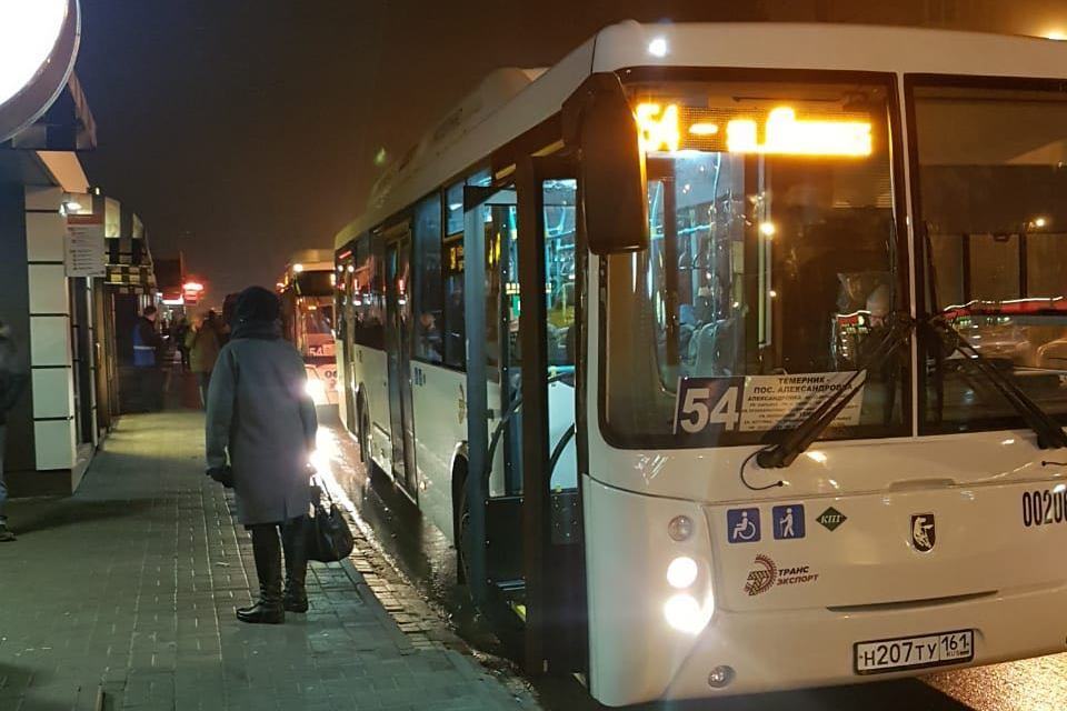Можно ли давать банковскую карту в руки водителя автобуса, трамвая, троллейбуса, маршрутки и прочего общественного транспорта?