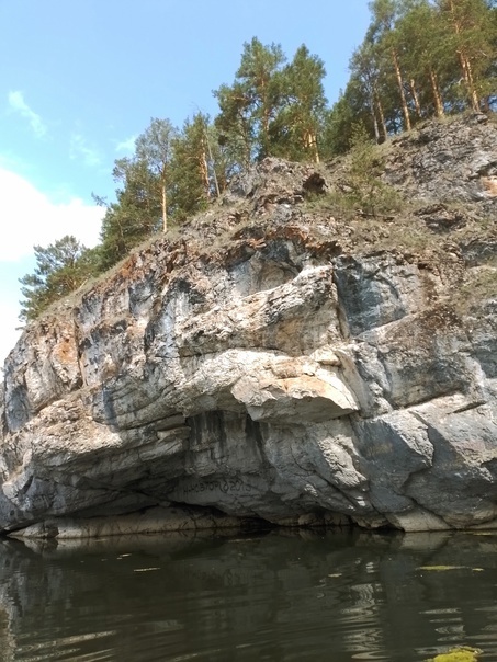 Лимоновский хребет напротив на поляне приземляется огромное НЛО.