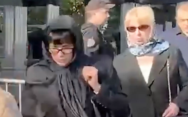 Супруга двойника Пригожина засветилась на могиле Пригожина