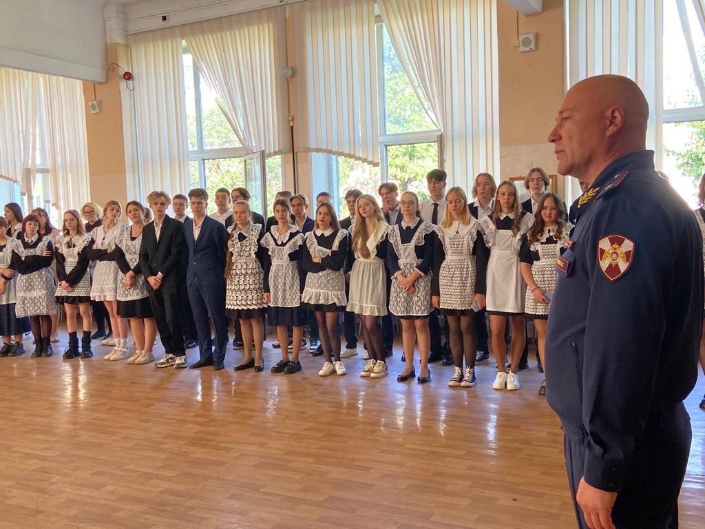В День знаний сотрудники и военнослужащие Росгвардии обеспечили безопасность школьных линеек и поздравили учеников с праздником