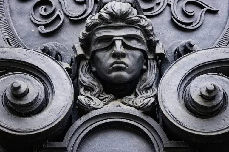 Тюремное заключение за непредумышленное убийство путем расстрела грабителей является окончательным